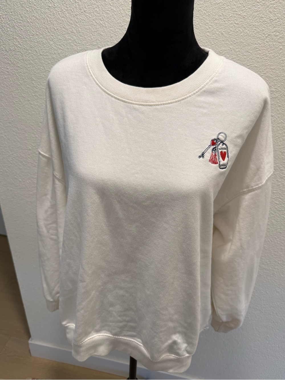 🤍 C&C California Sweatshirt – White Embroidered Graphic – Size XL